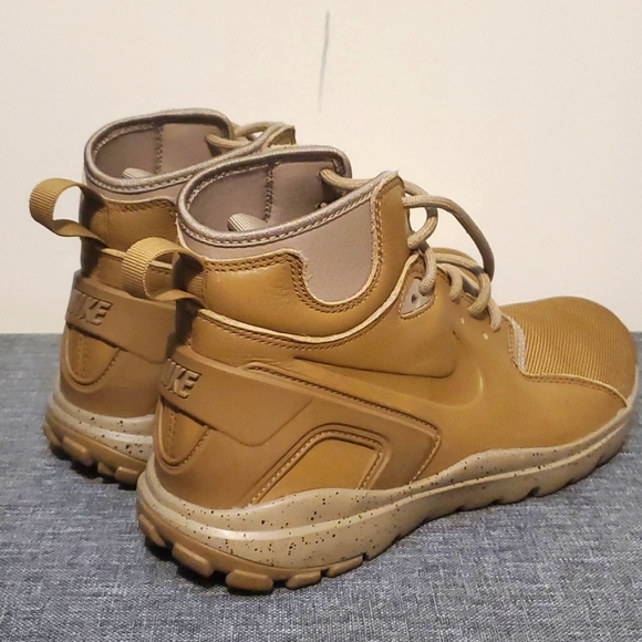 NIKE - Picture 1 of 6